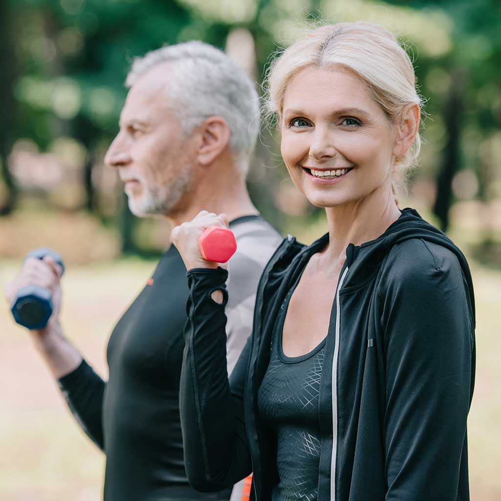 Vita Infusion - Ein Mann und eine Frau beim Sport in der Natur