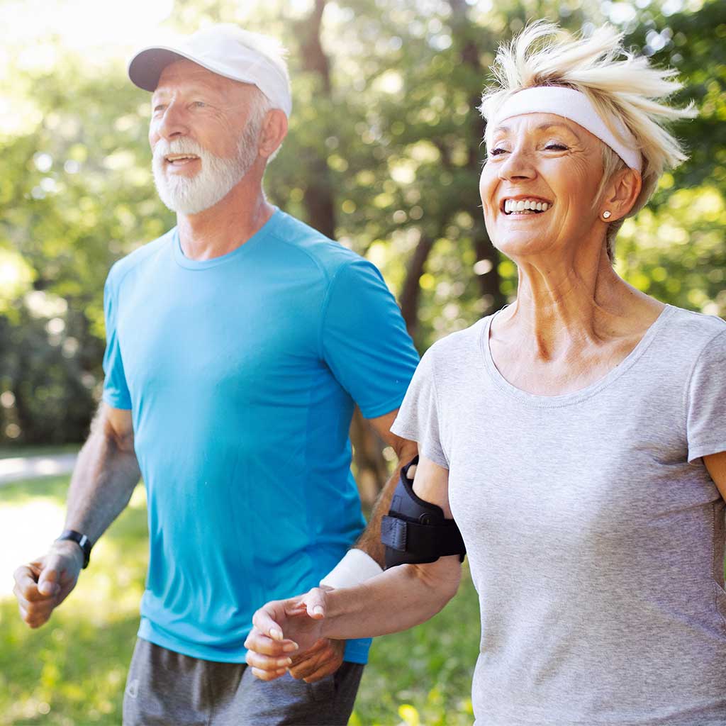 Vita Infusion - Zwei lachende Menschen beim Joggen