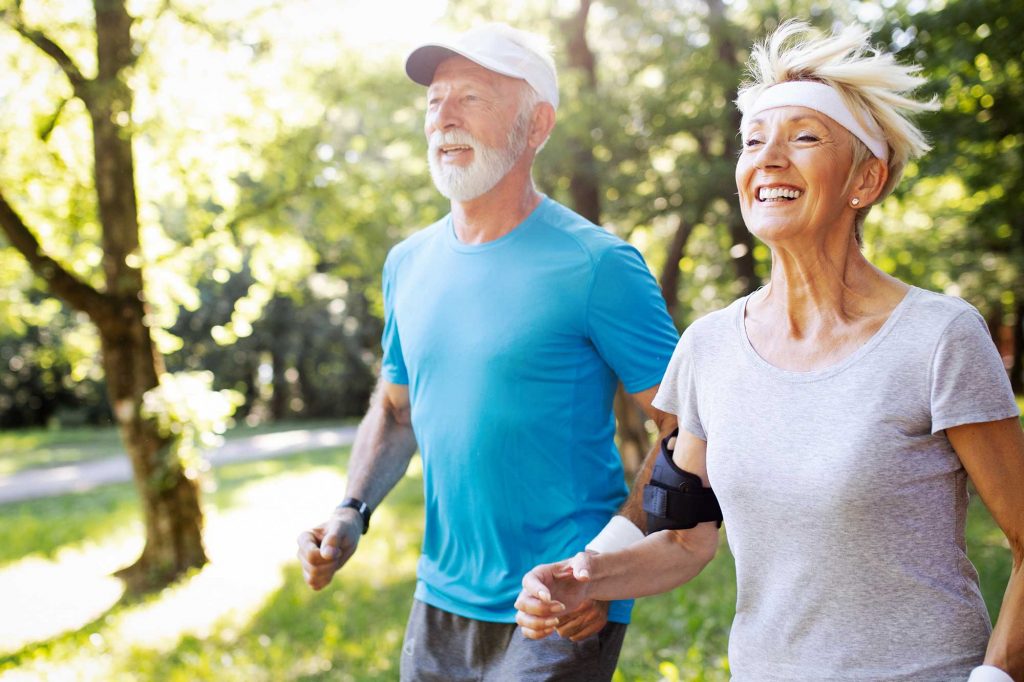 Vita Infusion - Zwei lachende Menschen beim Joggen