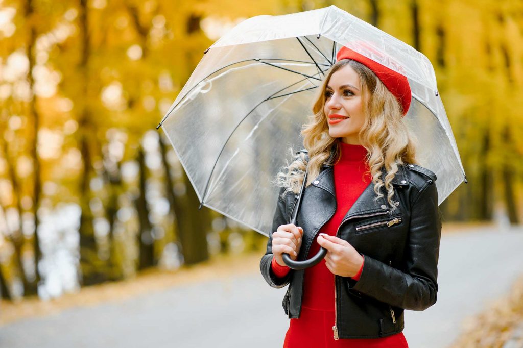 Vita Infusion - Frau mit Regenschirm