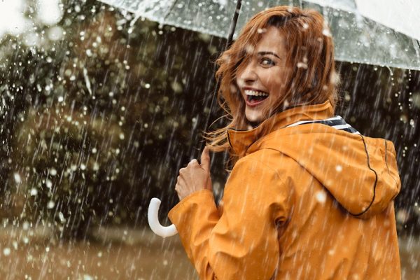 Vita Infusion - Frau mit Regenschirm